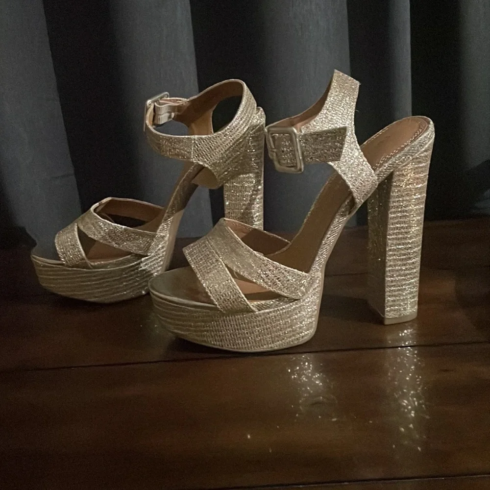 Brand New without box. Cutest Hold platform heel - Picture 2 of 5